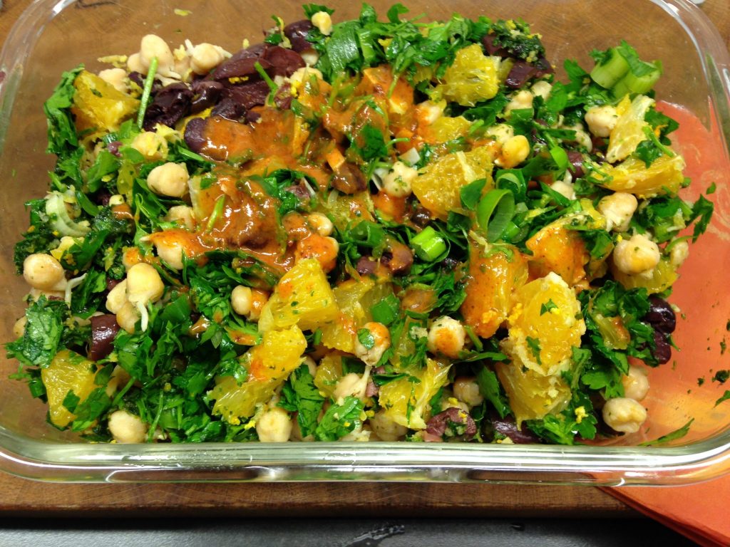 Kichererbsen Sprossen Salat mit Orangen, schwarzen Oliven und Harissa