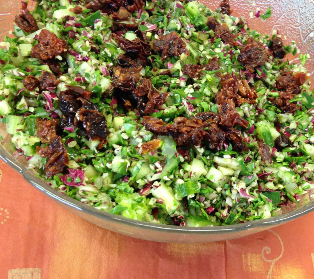 Rohkost Taboulé Salat aus Mangold und Hanfsamen