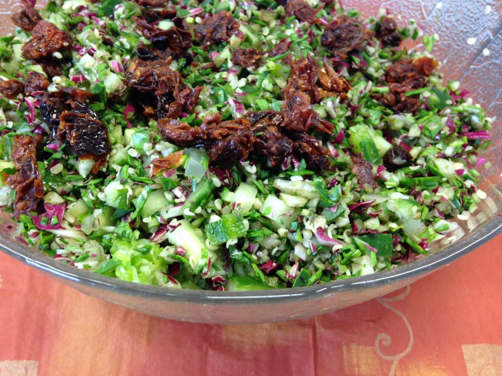 Rohkost Taboulé Salat aus Mangold und Hanfsamen