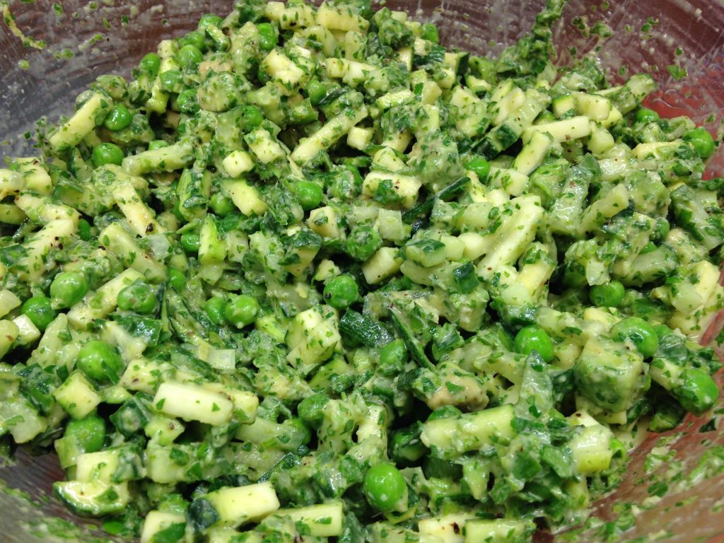 Erbsen Salat mit Avocado, Zucchini und Tahini Senf Mayonnaise