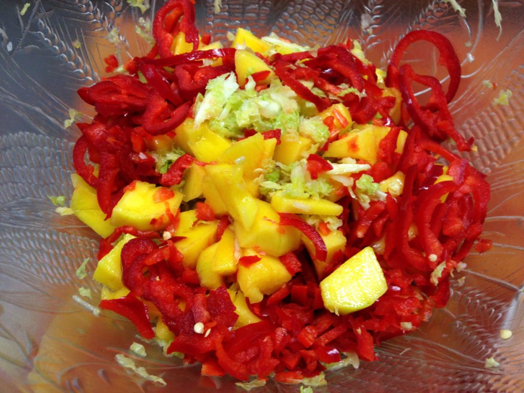 Wirsing Salat mit Mango, Paprika und Erdnuss Chili Sauce