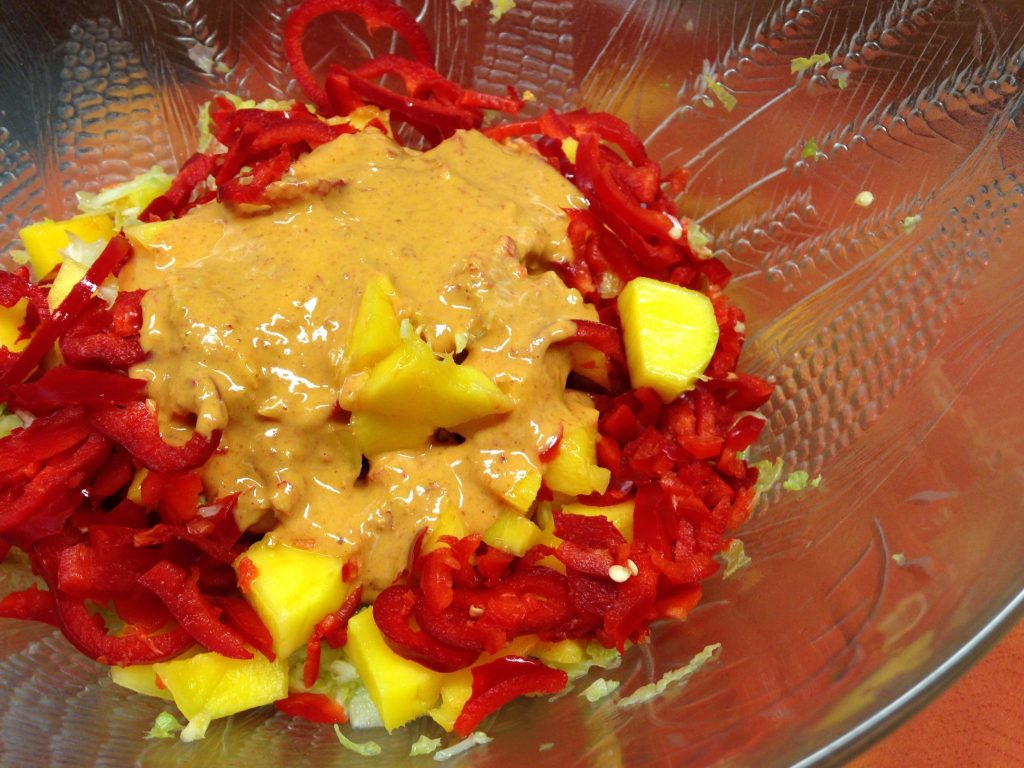 Wirsing Salat mit Mango, Paprika und Erdnuss Chili Sauce