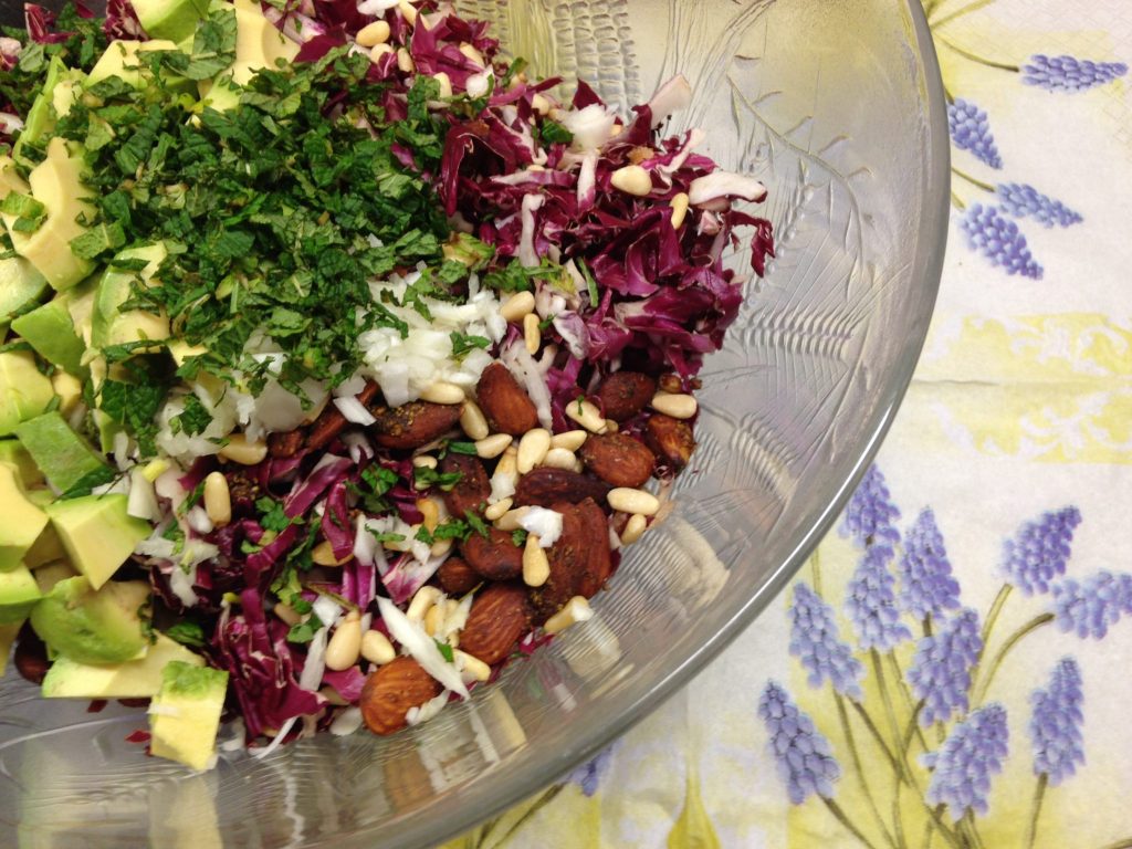 Radicchio Salat mit Avocado, Trauben, Pinienkernen und Zitronen Tahini Dressing