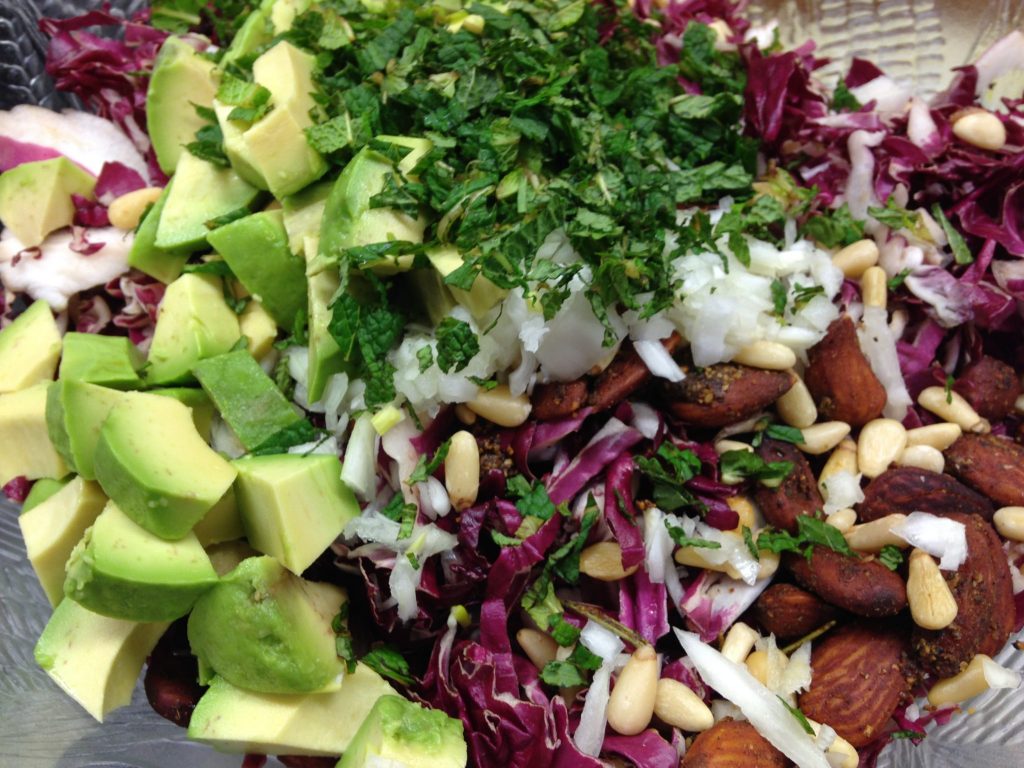 Radicchio Salat mit Avocado, Trauben, Pinienkernen und Zitronen Tahini Dressing