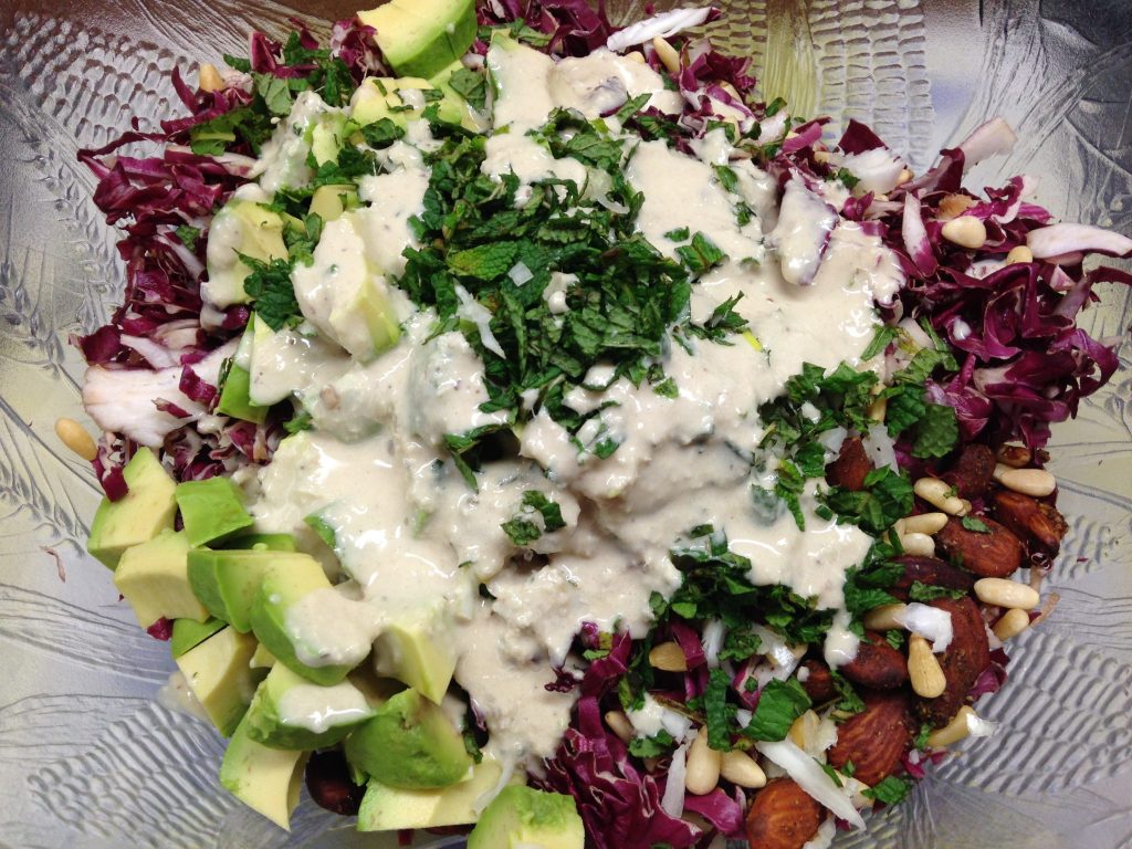 Radicchio Salat mit Avocado, Trauben, Pinienkernen und Zitronen Tahini Dressing
