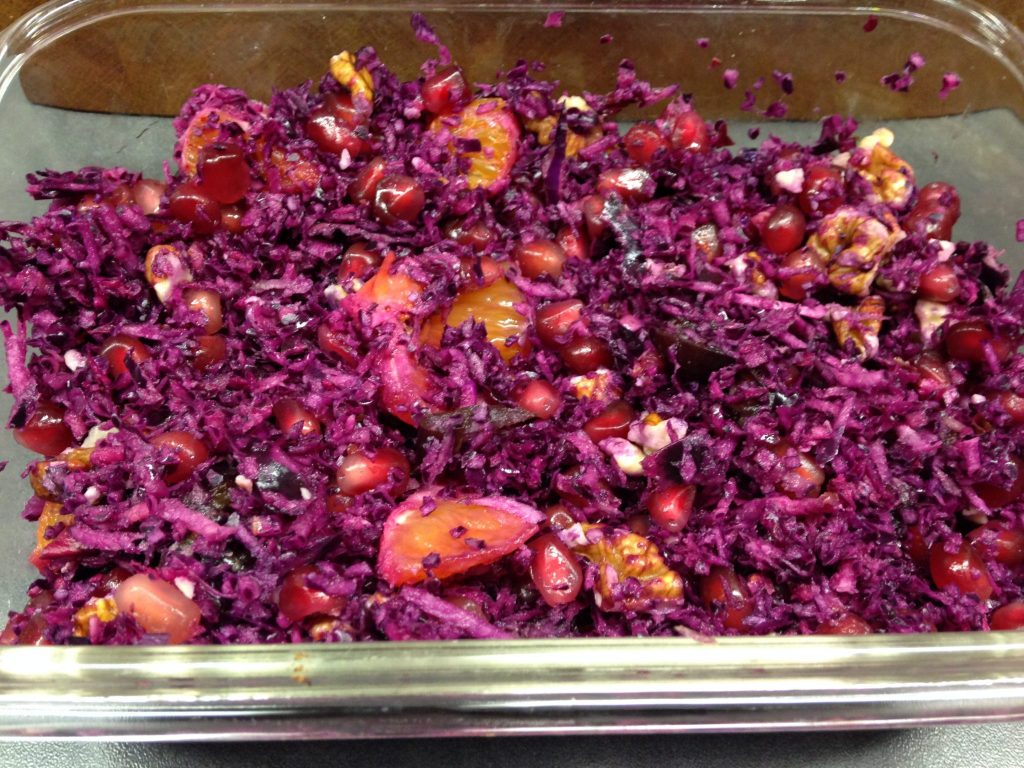 Rotkohl Salat mit Datteln, Granatapfelkernen, Orange und Walnüssen