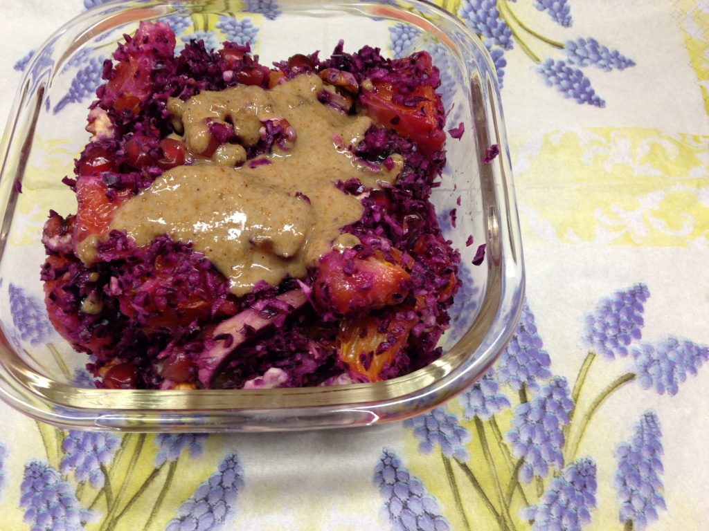 Rotkohl Salat mit Datteln, Granatapfelkernen, Orange und Walnüssen