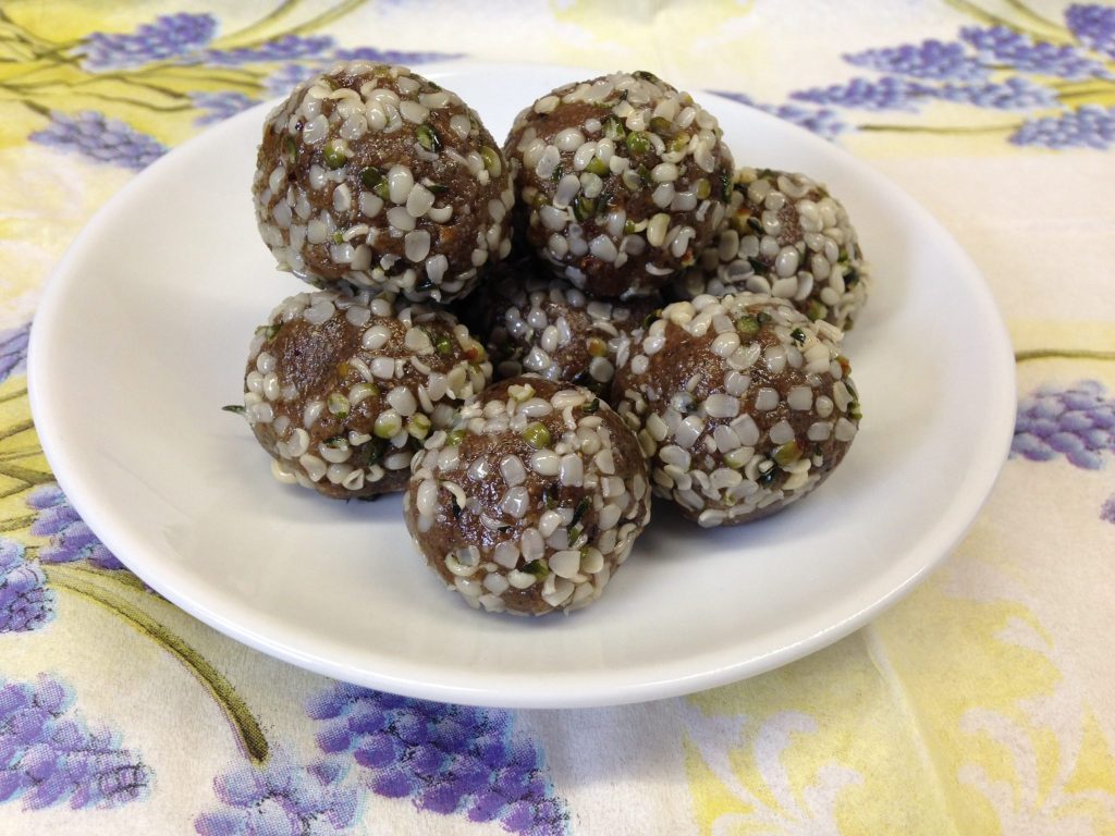 Energiebällchen aus Hanf, Mohn und Datteln