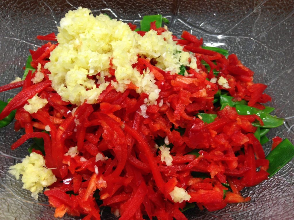 Zuckerschoten Salat mit Ingwer, Paprika und Sesam