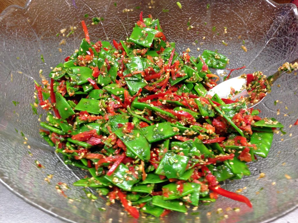 Zuckerschoten Salat mit Ingwer, Paprika und Sesam