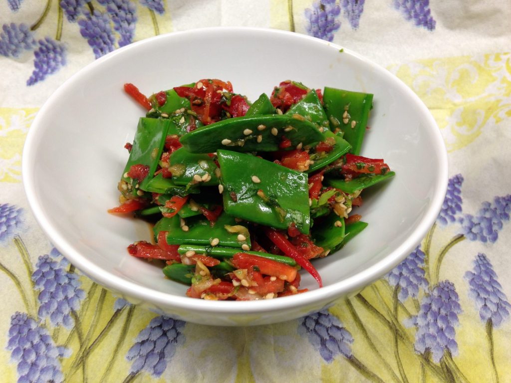 Zuckerschoten Salat mit Ingwer, Paprika und Sesam