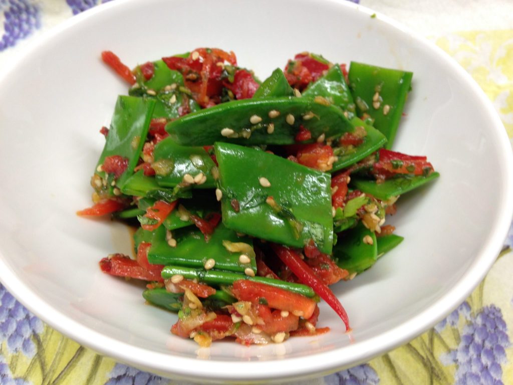 Zuckerschoten Salat mit Ingwer, Paprika und Sesam