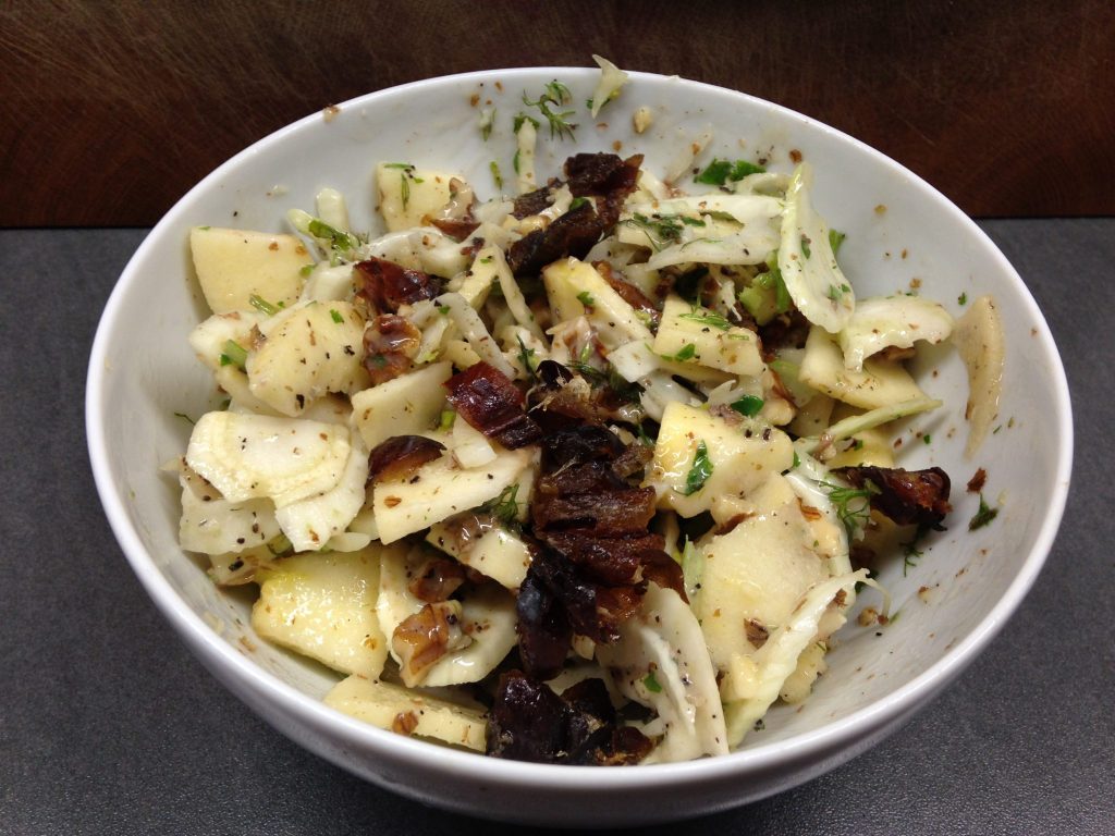 Fenchel Salat mit Birne, Datteln, Walnüssen, Minze und Cashew Dressing