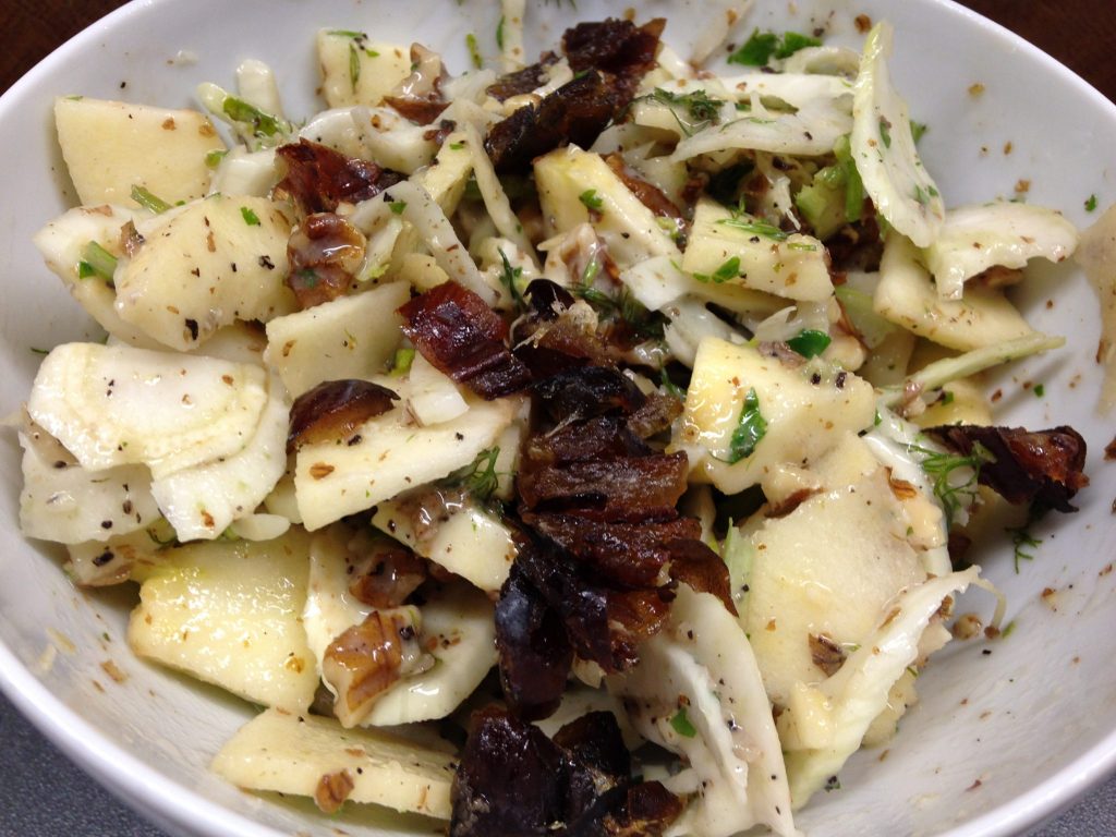 Fenchel Salat mit Birne, Datteln, Walnüssen, Minze und Cashew Dressing