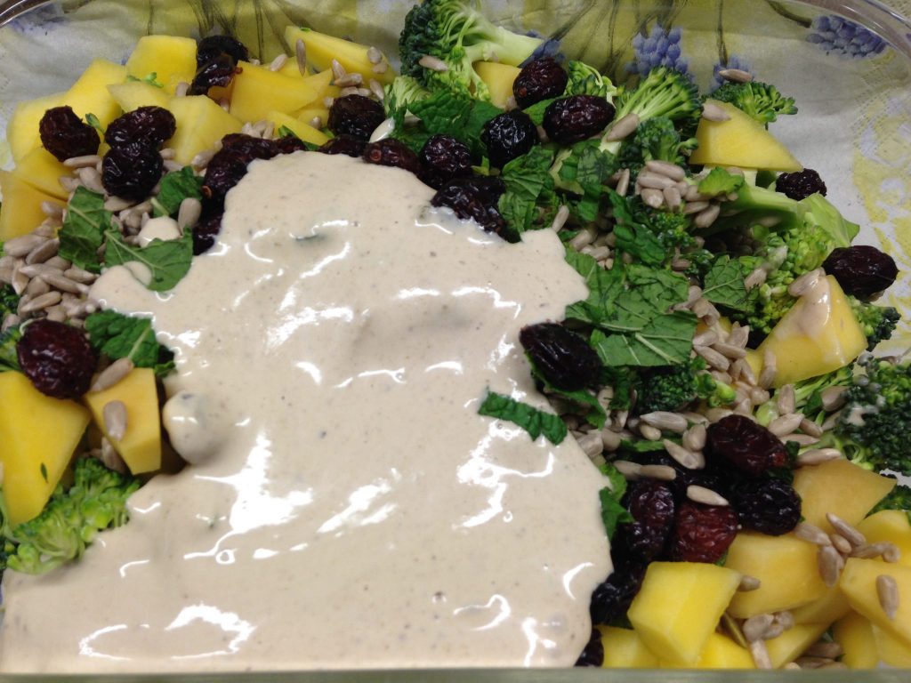 Brokkoli Salat mit Mango, Sonnenblumenkernen, Cranberries und Tahini Zitronen Dressing