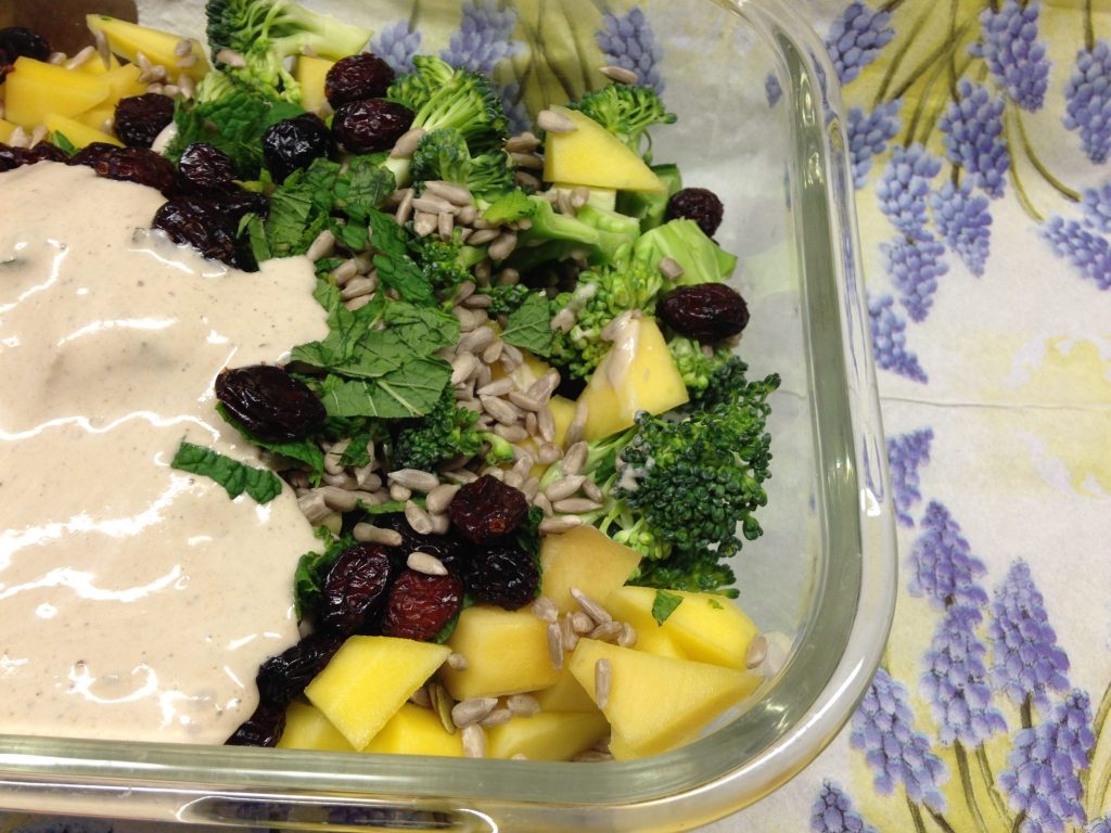 Brokkoli Salat mit Mango, Sonnenblumenkernen, Cranberries und Tahini Zitronen Dressing