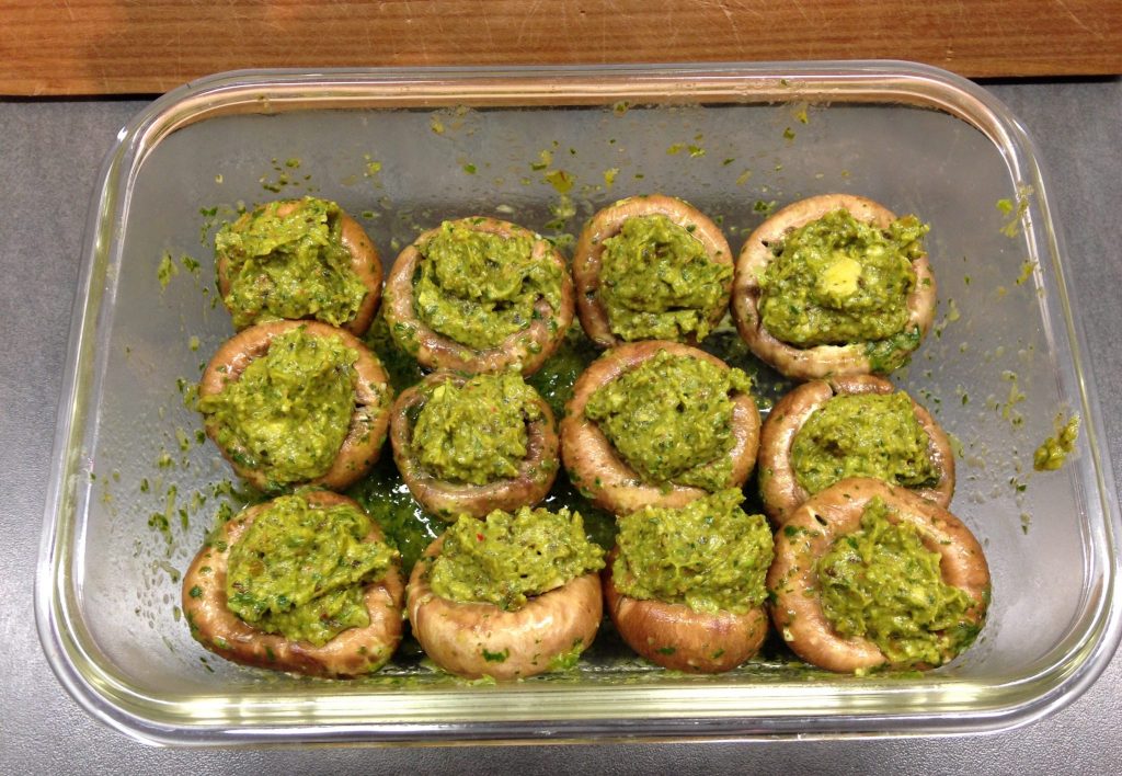 Marinierte Champignons mit Pestofüllung
