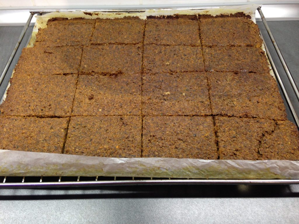 Rohkost Brote mit Walnüssen, Hanfsamen und Möhren