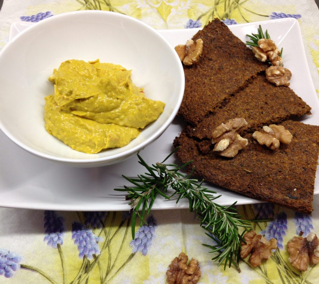 Rohkost Brot mit Walnüssen, Hanfsamen und Möhren
