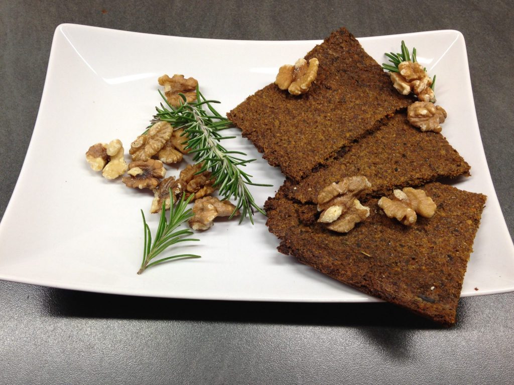 Rohkost Brote mit Walnüssen, Hanfsamen und Möhren