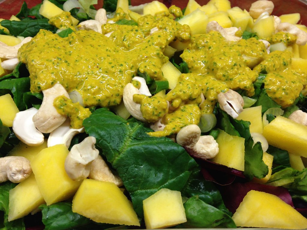 Spinatsalat mit cremigem Mango Kurkuma Ingwer Tahini Dressing
