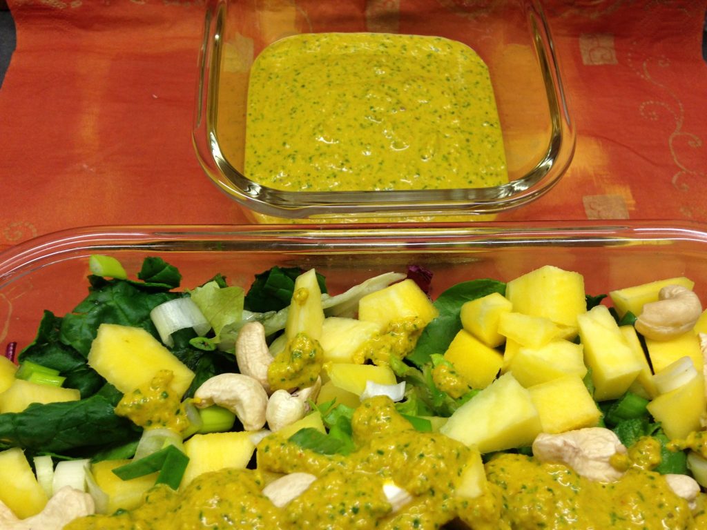 Spinatsalat mit cremigem Mango Kurkuma Ingwer Tahini Dressing