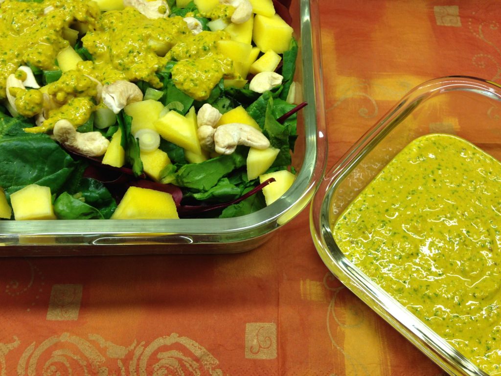 Spinatsalat mit cremigem Mango Kurkuma Ingwer Tahini Dressing