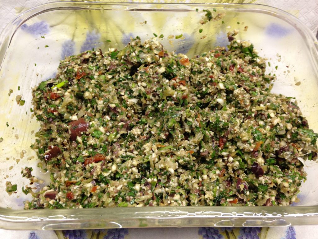 Mangold Blumenkohl Taboulé mit Oliven und getrockneten Tomaten