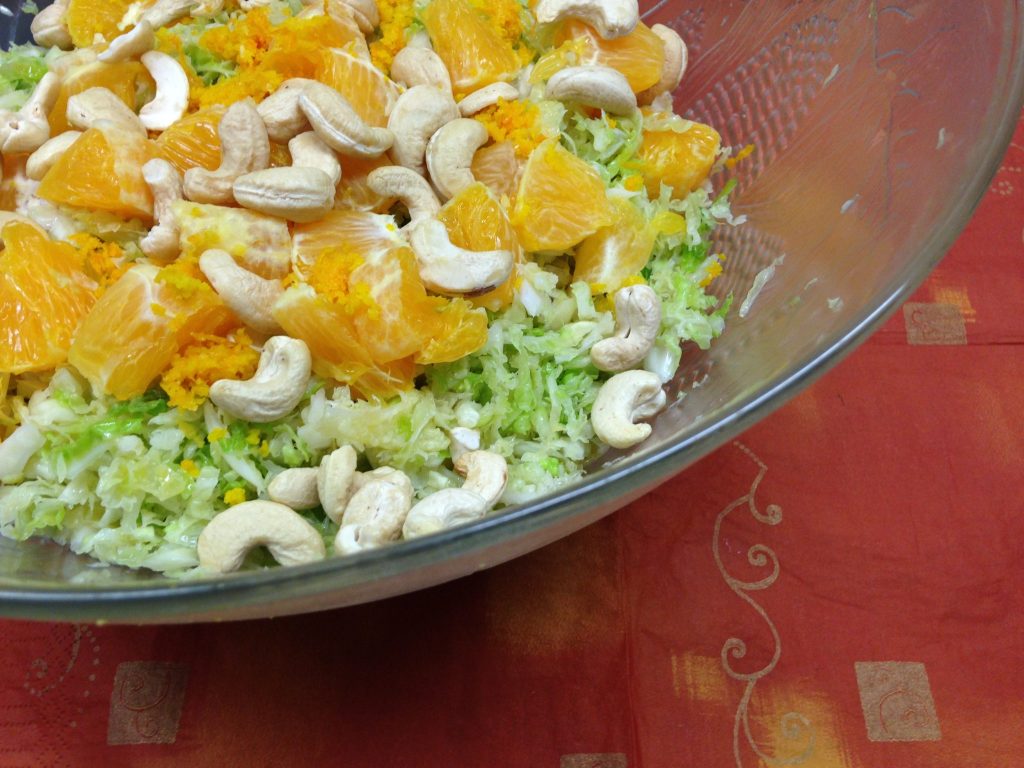 Wirsing Salat mit Orangen, Cashewkernen und Avocado Cashew Curry Dressing