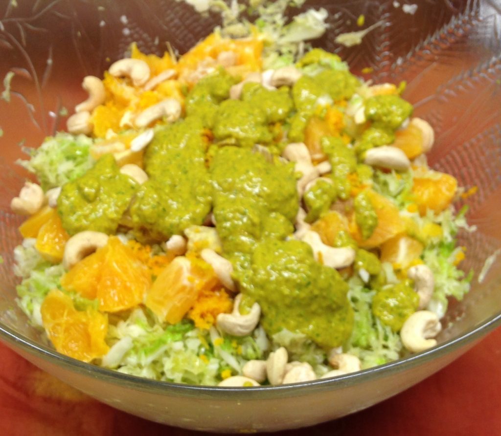 Wirsing Salat mit Orangen, Cashewkernen und Avocado Cashew Curry Dressing