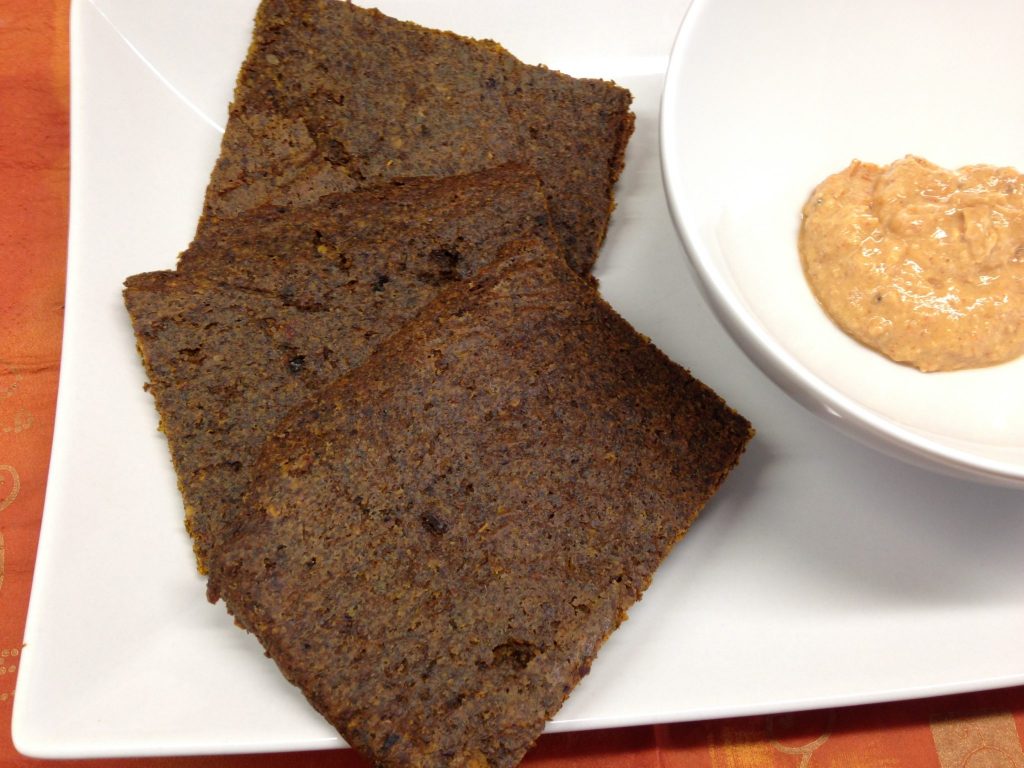 Rohkost Brot Cracker aus Leinsamen und Gewürzen