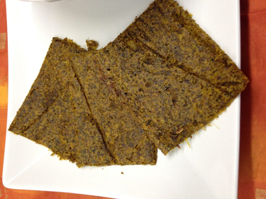 Rohkost Brot aus Wirsing und Cashewkernen mit Orangen Curry und Kurkuma