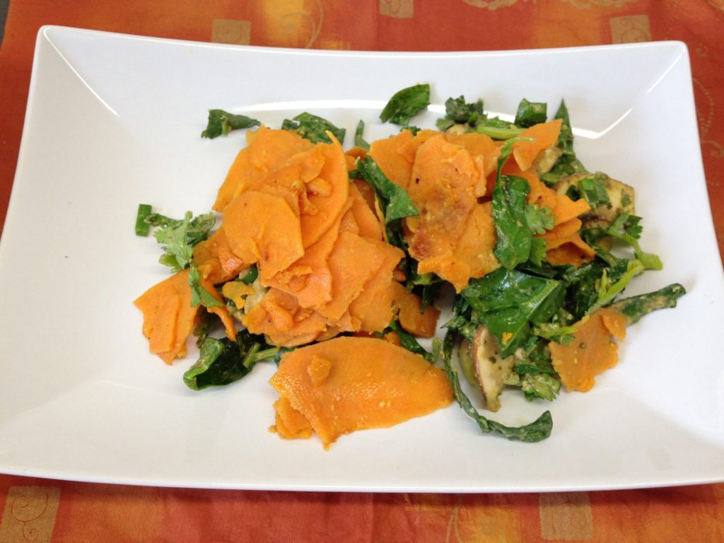 Gemüse Bandnudeln aus Süßkartoffel mit Spinat, Champignons und Mandel Kokosnuss Satay