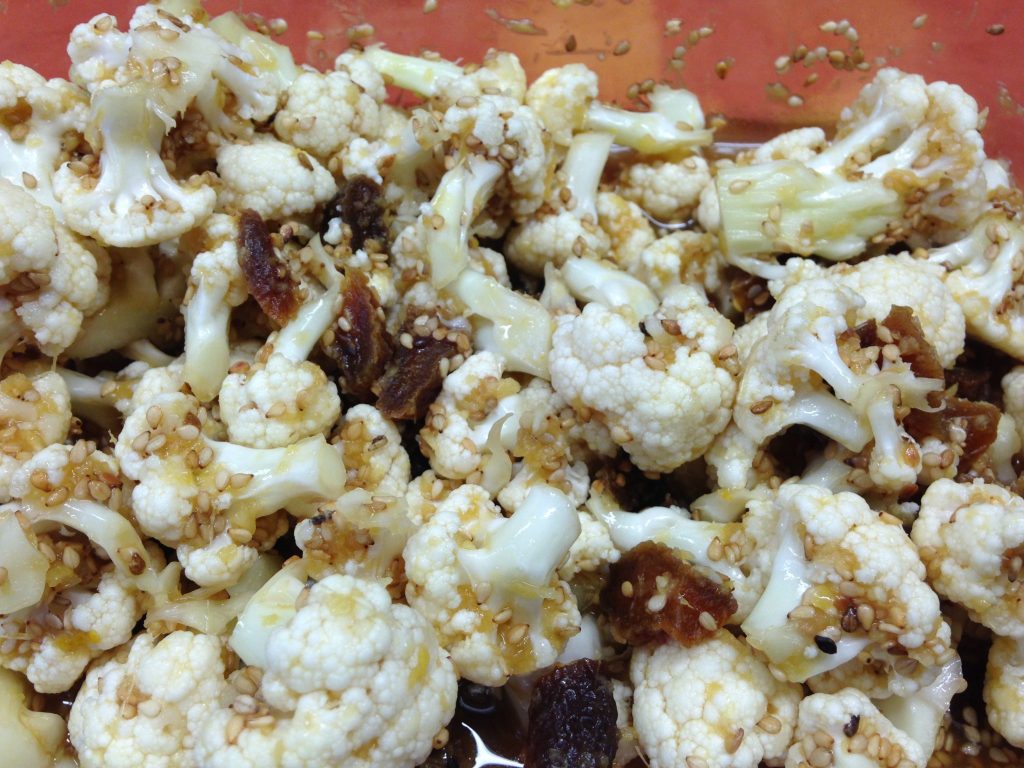 Blumenkohl mit Sesam, Orangen und Aprikosen