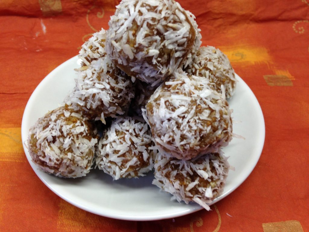 Feigen Tahini Trüffel mit Cashew, Kokosnuss und Sesam