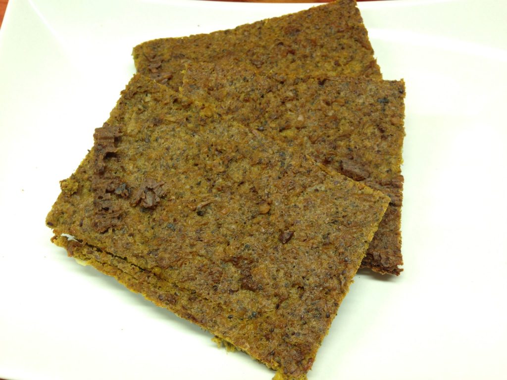 Rohkost Mais Brot mit Paprika und Kürbiskernen