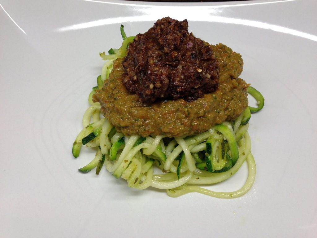 Zucchini Spaghetti mit Basilikum Tomaten Sauce und Champignon Walnuss Hackbällchen
