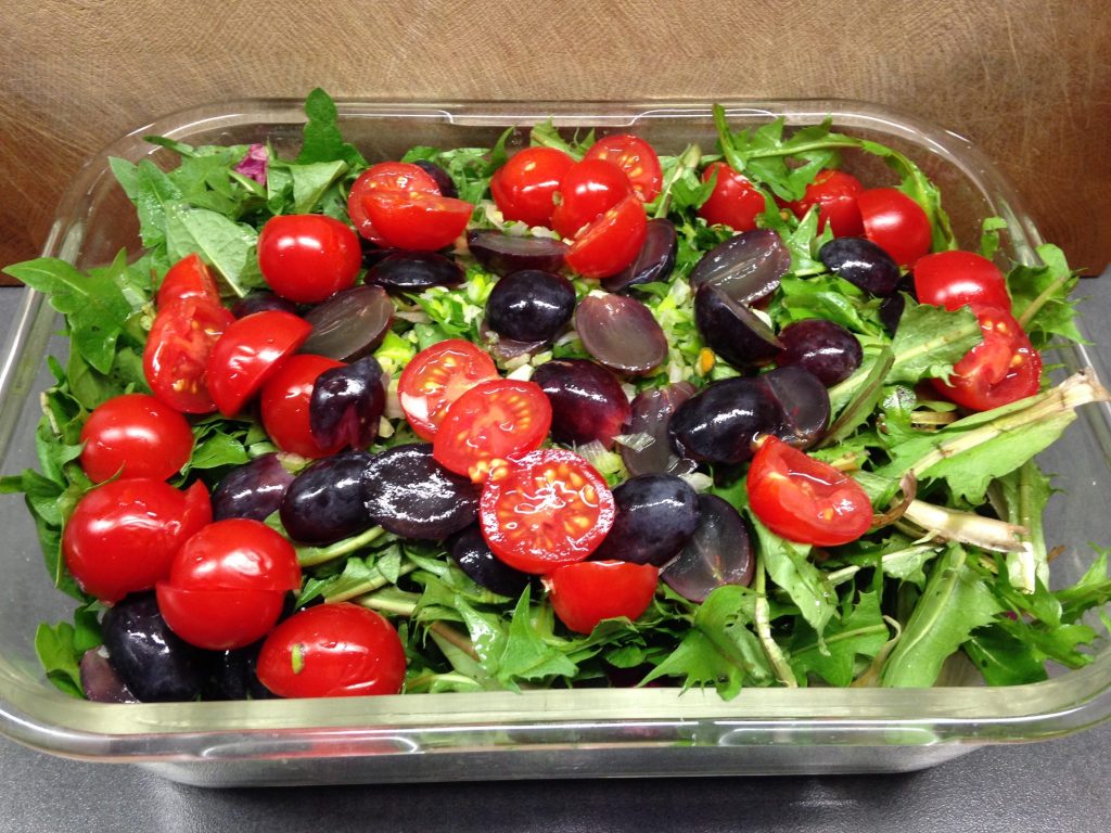 Löwenzahn Salat mit Avocado, Radicchio, Trauben, Tomaten und Kürbiskernen