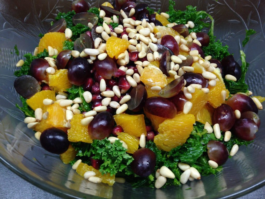 Grünkohl Salat mit Orangen, Trauben, Pinienkerne und Orangen Tahini Dressing
