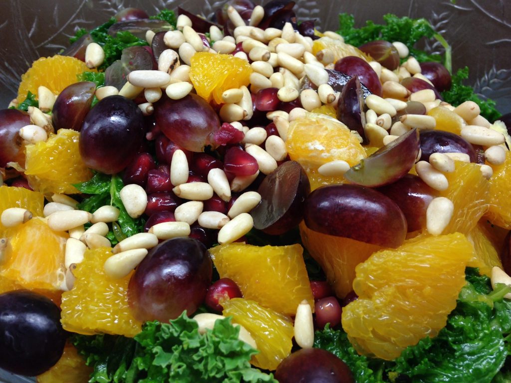 Grünkohl Salat mit Orangen, Trauben, Pinienkerne und Orangen Tahini Dressing