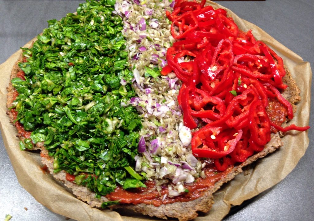 Quinoa Pizza mit Spinat, Paprika und Zwiebeln, glutenfrei und vegan