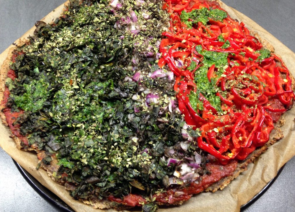 Quinoa Pizza mit Spinat, Paprika und Zwiebeln, glutenfrei und vegan