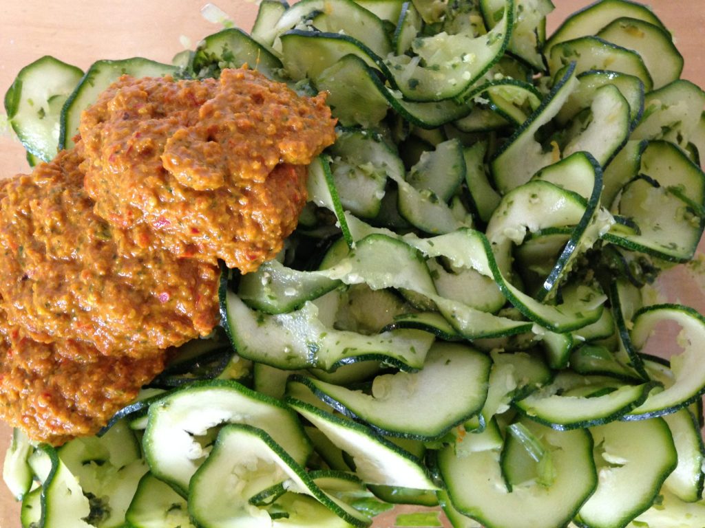 Zucchini mit Paprika Erdnuss Chili Sauce