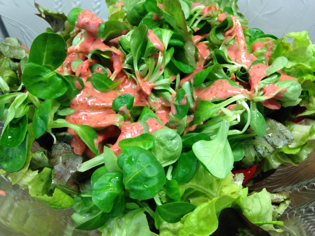 Blattsalat mit Erdbeer Vinaigrette