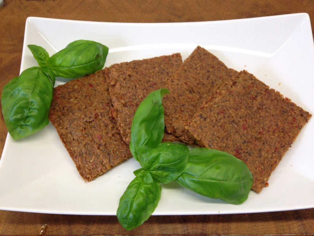 Rohkost Brot mit Paprika, Sonnenblumenkernen und Tahini