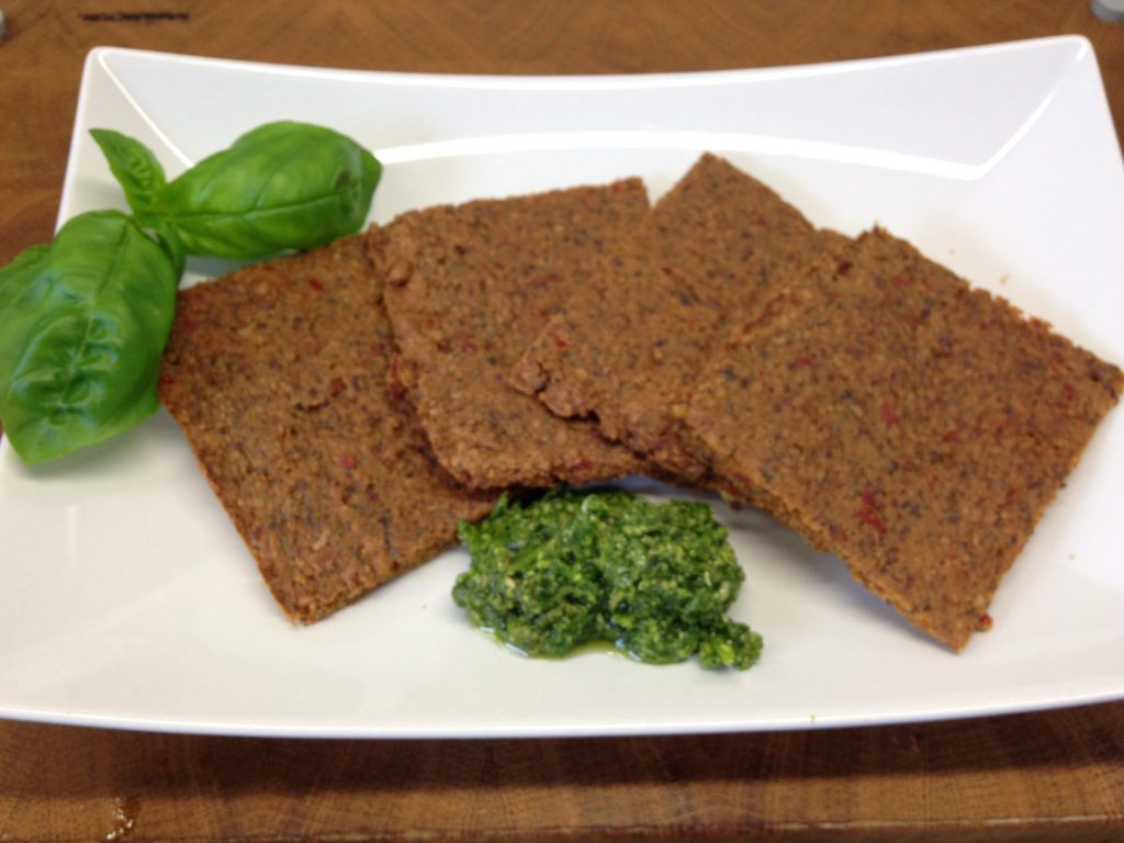 Rohkost Brot mit Paprika, Sonnenblumenkernen und Tahini