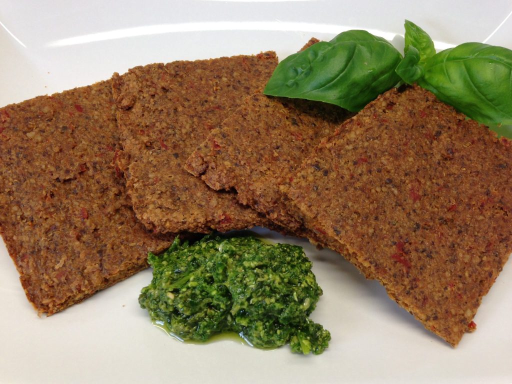 Rohkost Brot mit Paprika, Sonnenblumenkernen und Tahini