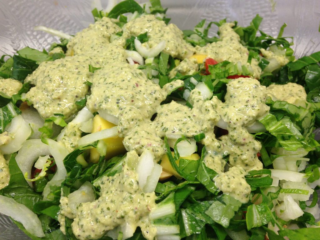Pak Choi Salat mit Mango Koriander Dressing