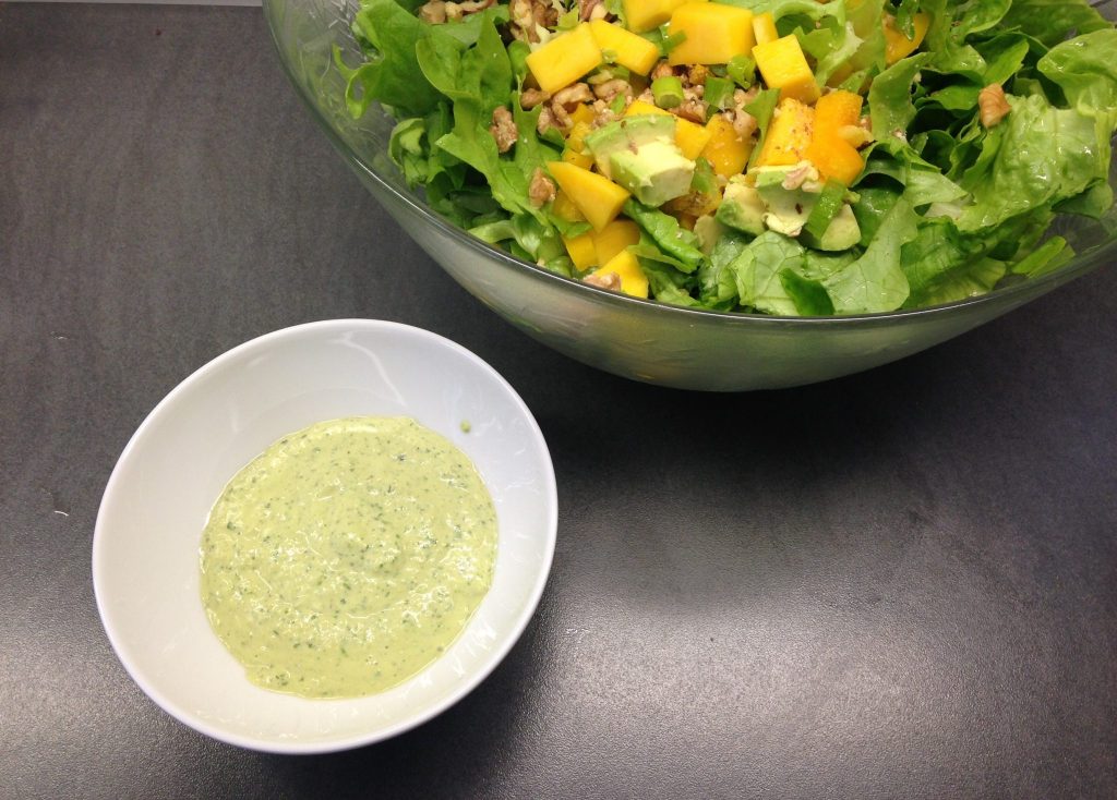 Blattsalat mit Mango Basilikum Dressing
