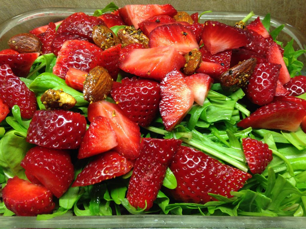 Linsensalat mit Erdbeeren, Rucola und Mandeln